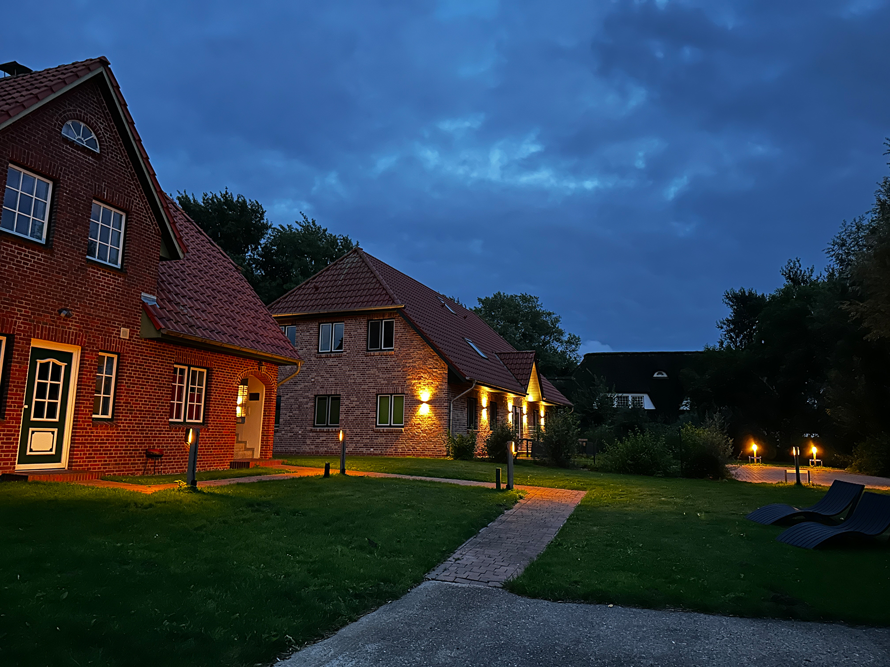 Zwei Häuser am Abend